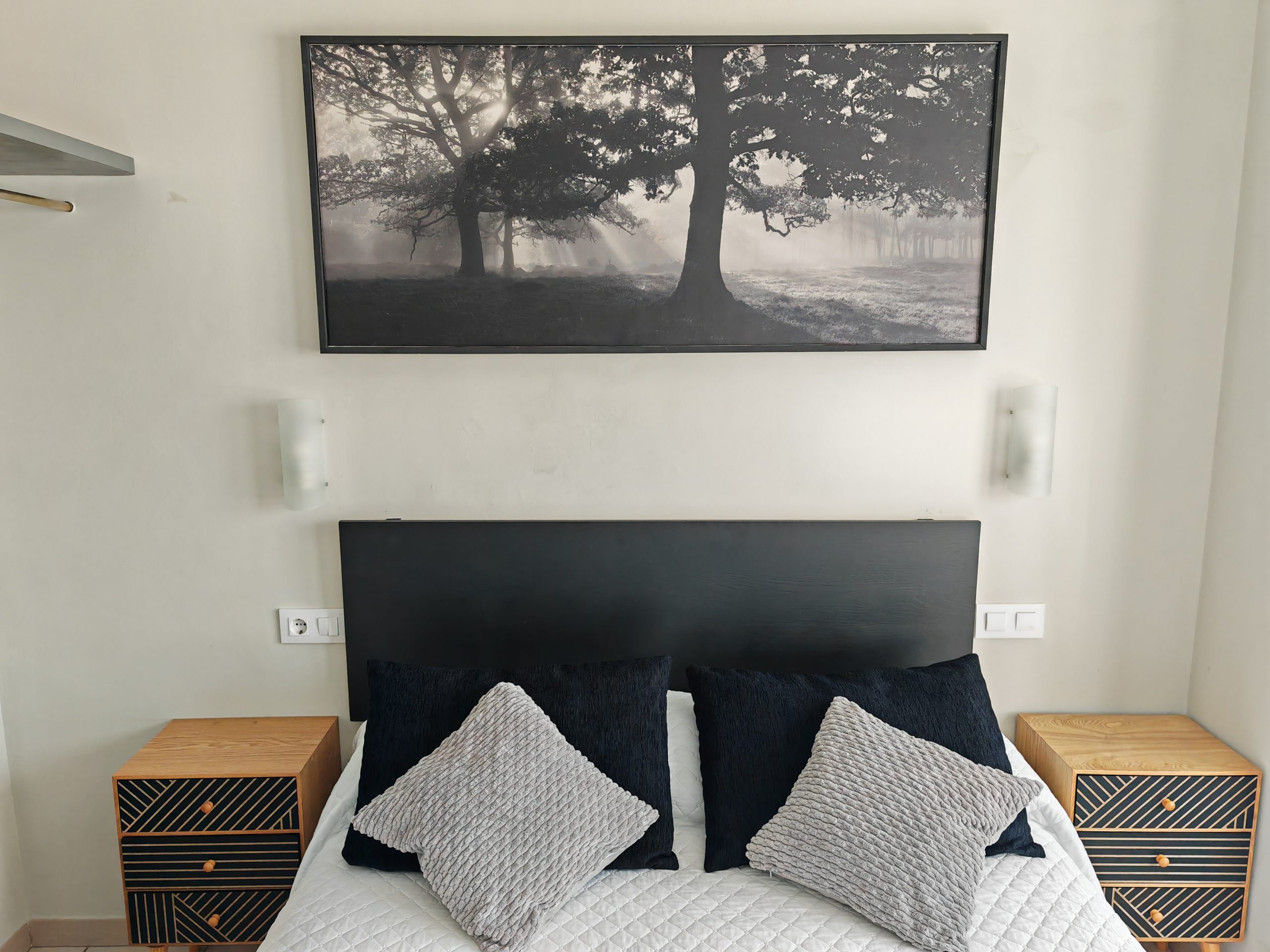 Hostal Rigau - Inicio - Cama negra y nocheros cool